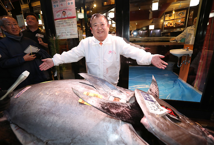 First auction at Toyosu Market in 2020: 190 million yen for the best tuna Kiyoshi Kimura, president of Sushi Zammai, bid 193.2 million yen for an Oma tuna at the first auction at the Toyosu Market, the first market in 2025.