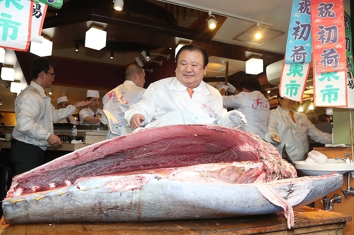 First auction at Toyosu Market in 2020: 190 million yen for the best tuna Kiyoshi Kimura, President of Sushizammai, handling tuna auctioned at 193.2 million yen.