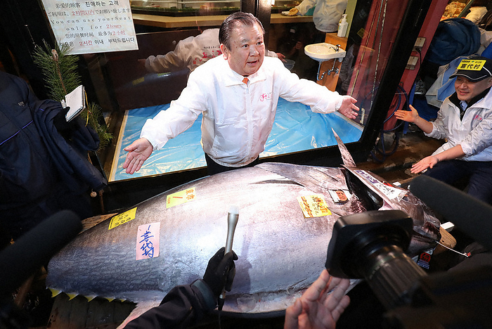First auction at Toyosu Market in 2020: 190 million yen for the best tuna A bluefin tuna from Oma, Aomori Prefecture, sold for 193.2 million yen at the Toyosu Market s first auction and taken to a sushi restaurant.