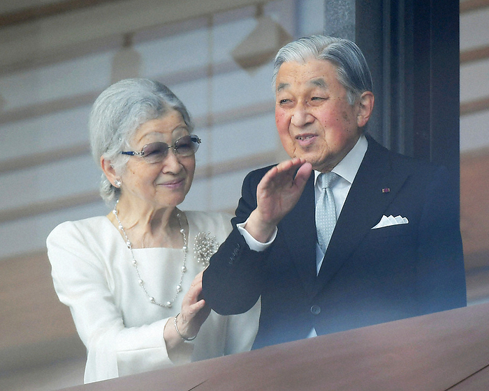 2020 New Year s General Sightseeing at the Imperial Palace The Empress JoOusama calls out to the Emperor as he waves to the gathered crowd at the New Year s general visit to the East Garden of the Imperial Palace, 11:50 a.m., Jan. 2, 2020  photo by Koichiro Tezuka.