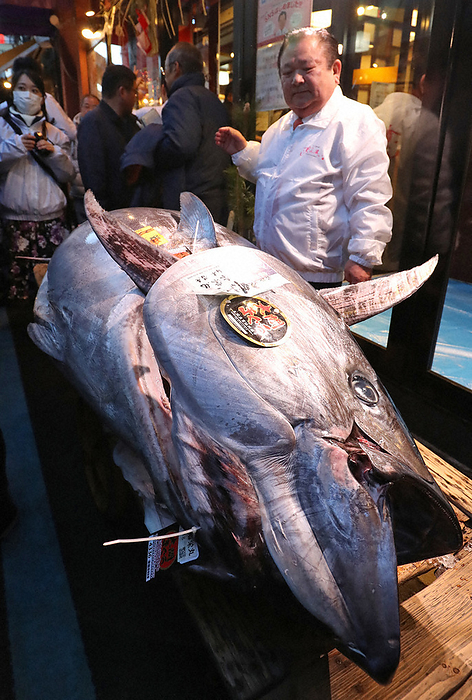 First auction at Toyosu Market in 2020: 190 million yen for the best tuna Bluefin tuna from Oma, Aomori Prefecture, which sold for 193.2 million yen at the first auction at the Toyosu Market, in Chuo ku, Tokyo at 7:02 a.m. on January 5, 2020.