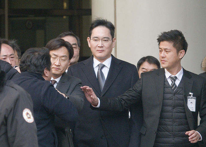 A former Samsung worker protests against Samsung Electronics Vice Chairman Lee Jae Yong at the Seoul High Court in Seoul Lee Jae Yong, Jan 17, 2020 : A former Samsung worker  front L  protests against Samsung Electronics Vice Chairman Lee Jae Yong  2nd R  as the latter leaves after his trial at the Seoul High Court in Seoul, South Korea. Dozens of former Samsung workers were holding a protest against Samsung which they insist, fired them unfairly and spied on them who were trying to organize a labor union. Lee Jae Yong attended on Friday an appeals trial after the Supreme Court ordered the appellate court in August, 2019 to review its suspended jail sentence for him over bribing a confidante of jailed former President Park Geun Hye, local media reported.  Photo by Lee Jae Won AFLO   SOUTH KOREA 