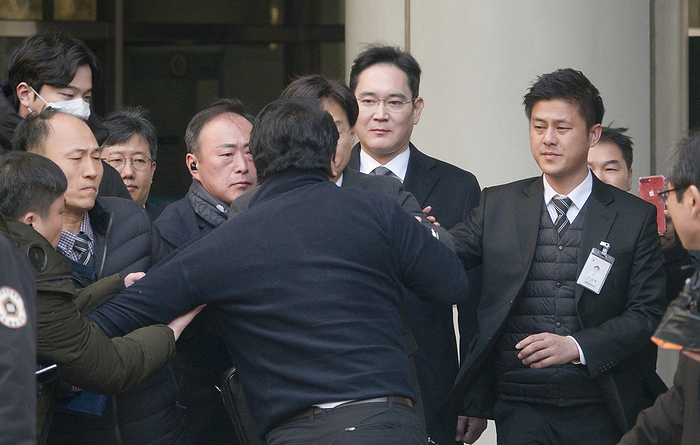 A former Samsung worker protests against Samsung Electronics Vice Chairman Lee Jae Yong at the Seoul High Court in Seoul Lee Jae Yong, Jan 17, 2020 : A former Samsung worker  front  protests against Samsung Electronics Vice Chairman Lee Jae Yong  2nd R  as the latter leaves after his trial at the Seoul High Court in Seoul, South Korea. Dozens of former Samsung workers were holding a protest against Samsung which they insist, fired them unfairly and spied on them who were trying to organize a labor union. Lee Jae Yong attended on Friday an appeals trial after the Supreme Court ordered the appellate court in August, 2019 to review its suspended jail sentence for him over bribing a confidante of jailed former President Park Geun Hye, local media reported.  Photo by Lee Jae Won AFLO   SOUTH KOREA 