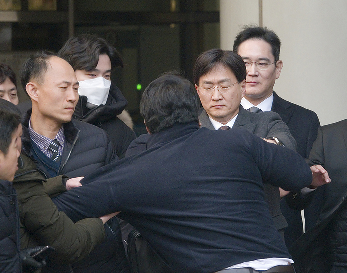A former Samsung worker protests against Samsung Electronics Vice Chairman Lee Jae Yong at the Seoul High Court in Seoul Lee Jae Yong, Jan 17, 2020 : A former Samsung worker  front  protests against Samsung Electronics Vice Chairman Lee Jae Yong  R  as the latter leaves after his trial at the Seoul High Court in Seoul, South Korea. Dozens of former Samsung workers were holding a protest against Samsung which they insist, fired them unfairly and spied on them who were trying to organize a labor union. Lee Jae Yong attended on Friday an appeals trial after the Supreme Court ordered the appellate court in August, 2019 to review its suspended jail sentence for him over bribing a confidante of jailed former President Park Geun Hye, local media reported.  Photo by Lee Jae Won AFLO   SOUTH KOREA 