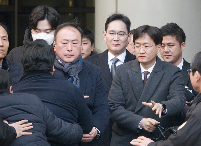 A former Samsung worker protests against Samsung Electronics Vice Chairman Lee Jae Yong at the Seoul High Court in Seoul Lee Jae Yong, Jan 17, 2020 : A former Samsung worker  2nd L  protests against Samsung Electronics Vice Chairman Lee Jae Yong  C  as the latter leaves after his trial at the Seoul High Court in Seoul, South Korea. Dozens of former Samsung workers were holding a protest against Samsung which they insist, fired them unfairly and spied on them who were trying to organize a labor union. Lee Jae Yong attended on Friday an appeals trial after the Supreme Court ordered the appellate court in August, 2019 to review its suspended jail sentence for him over bribing a confidante of jailed former President Park Geun Hye, local media reported.  Photo by Lee Jae Won AFLO   SOUTH KOREA 