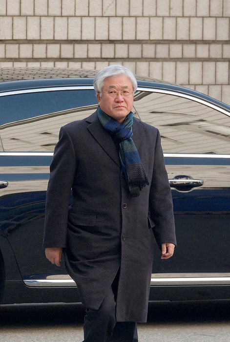 Former executives of the Samsung Group arrive at the Seoul High Court for a trial in Seoul Park Sang Jin, Jan 17, 2020 : Park Sang Jin, former president of Samsung Electronics arrives at the Seoul High Court in Seoul, South Korea. Samsung Electronics Vice Chairman Lee Jae Yong and former executives of the Samsung Group attended on Friday an appeals trial after the Supreme Court ordered the appellate court in August, 2019 to review its suspended jail sentence for Lee Jae Yong over bribing a confidante of jailed former President Park Geun Hye, local media reported.  Photo by Lee Jae Won AFLO   SOUTH KOREA 