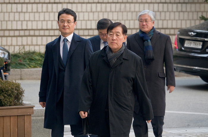 Former executives of the Samsung Group arrive at the Seoul High Court for a trial in Seoul Choi Gee Sung and Park Sang Jin, Jan 17, 2020 : Choi Gee Sung  front , former director of Samsung Group s Future Strategy Office and Park Sang Jin  R , former president of Samsung Electronics, arrive at the Seoul High Court in Seoul, South Korea. Samsung Electronics Vice Chairman Lee Jae Yong and former executives of the Samsung Group attended on Friday an appeals trial after the Supreme Court ordered the appellate court in August, 2019 to review its suspended jail sentence for Lee Jae Yong over bribing a confidante of jailed former President Park Geun Hye, local media reported.  Photo by Lee Jae Won AFLO   SOUTH KOREA 