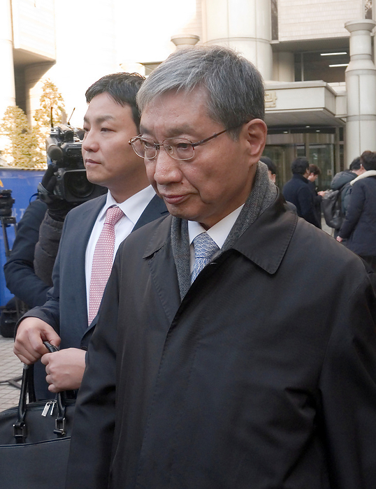 Former executives of the Samsung Group arrive at the Seoul High Court for a trial in Seoul Jang Choong Ki, Jan 17, 2020 : Jang Choong Ki  front , former deputy director of Samsung Group s Future Strategy Office, leaves the Seoul High Court after a trial in Seoul, South Korea. Samsung Electronics Vice Chairman Lee Jae Yong and former executives of the Samsung Group attended on Friday an appeals trial after the Supreme Court ordered the appellate court in August, 2019 to review its suspended jail sentence for Lee Jae Yong over bribing a confidante of jailed former President Park Geun Hye, local media reported.  Photo by Lee Jae Won AFLO   SOUTH KOREA 