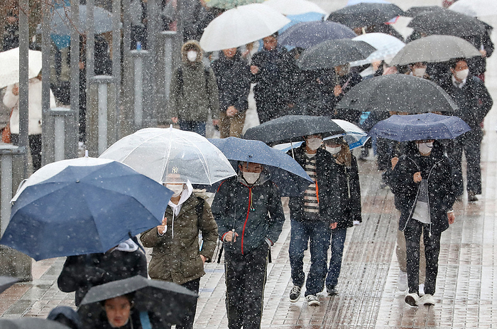 2020 National Center Test for University Entrance Examinations Students heading to Tokyo Metropolitan University, the site of the National Center Test for University Admissions, in snowy weather in Hachioji City, Tokyo, January 1, 2020. Photo by Junichi Sasaki, 9:44 a.m., January 8, 2020