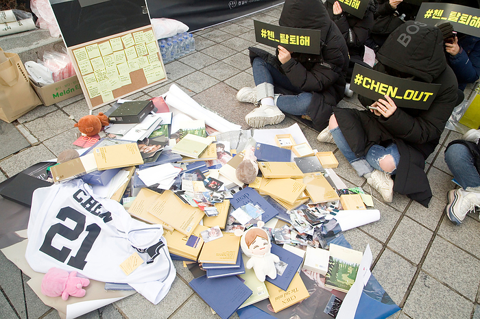 Fans of K pop boy band EXO attend a protest to demand a member of EXO, Chen leave the group in Seoul Fans of EXO, Jan 19, 2020 : Fans of K pop boy band EXO attend a protest in front of the SM Town Coex Artium in Seoul, South Korea. The EXO fans demanded that Chen, a member of EXO, leave the group after he made a surprise announcement on January 13, 2020 that he will get married soon, hinting that his fiancee is pregnant. Albums and photos of Chen  L  are seen collected in protest. EXO s management agency, SM Entertainment said  Chen decided to get married after getting into a precious relationship . The lead vocalist Chen  27  debuted as a member of EXO in 2012. He made his solo debut with the 2019 album  April, and a Flower . The group released its 6th album  OBSESSION  about two months ago.  Photo by Lee Jae Won AFLO   SOUTH KOREA 