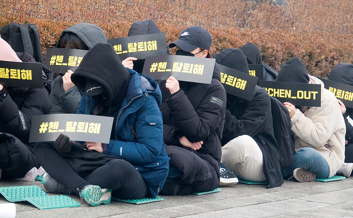 Fans of K pop boy band EXO attend a protest to demand a member of EXO, Chen leave the group in Seoul Fans of EXO, Jan 19, 2020 : Fans of K pop boy band EXO attend a protest in front of the SM Town Coex Artium in Seoul, South Korea. The EXO fans demanded that Chen, a member of EXO, leave the group after he made a surprise announcement on January 13, 2020 that he will get married soon, hinting that his fiancee is pregnant. EXO s management agency, SM Entertainment said  Chen decided to get married after getting into a precious relationship . The lead vocalist Chen  27  debuted as a member of EXO in 2012. He made his solo debut with the 2019 album  April, and a Flower . The group released its 6th album  OBSESSION  about two months ago.  Photo by Lee Jae Won AFLO   SOUTH KOREA 