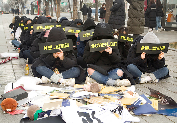 Fans of K pop boy band EXO attend a protest to demand a member of EXO, Chen leave the group in Seoul Fans of EXO, Jan 19, 2020 : Fans of K pop boy band EXO attend a protest in front of the SM Town Coex Artium in Seoul, South Korea. The EXO fans demanded that Chen, a member of EXO, leave the group after he made a surprise announcement on January 13, 2020 that he will get married soon, hinting that his fiancee is pregnant. Albums and photos of Chen  front  are seen collected in protest. EXO s management agency, SM Entertainment said  Chen decided to get married after getting into a precious relationship . The lead vocalist Chen  27  debuted as a member of EXO in 2012. He made his solo debut with the 2019 album  April, and a Flower . The group released its 6th album  OBSESSION  about two months ago.  Photo by Lee Jae Won AFLO   SOUTH KOREA 