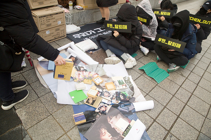 Fans of K pop boy band EXO attend a protest to demand a member of EXO, Chen leave the group in Seoul Fans of EXO, Jan 19, 2020 : Fans of K pop boy band EXO attend a protest in front of the SM Town Coex Artium in Seoul, South Korea. The EXO fans demanded that Chen, a member of EXO, leave the group after he made a surprise announcement on January 13, 2020 that he will get married soon, hinting that his fiancee is pregnant. Albums and photos of Chen  front  are seen collected in protest. EXO s management agency, SM Entertainment said  Chen decided to get married after getting into a precious relationship . The lead vocalist Chen  27  debuted as a member of EXO in 2012. He made his solo debut with the 2019 album  April, and a Flower . The group released its 6th album  OBSESSION  about two months ago.  Photo by Lee Jae Won AFLO   SOUTH KOREA 