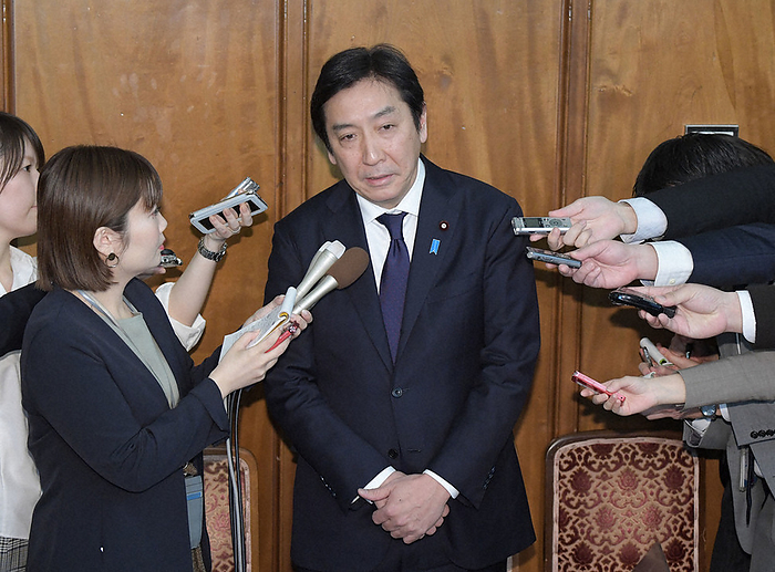 The 201st Ordinary Session of the Diet convenes. Former LDP Minister of Economy, Trade, and Industry Kazuhide Sugawara answers reporters on the opening day of the regular Diet session about his allegations.