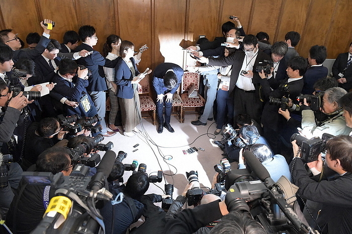 The 201st Ordinary Session of the Diet convenes. Former LDP Minister of Economy, Trade, and Industry Kazuhide Sugawara  center  apologizes and bows his head at the beginning of a press conference on the opening day of the regular Diet session regarding his allegations, etc., in the Diet on January 20, 2020.