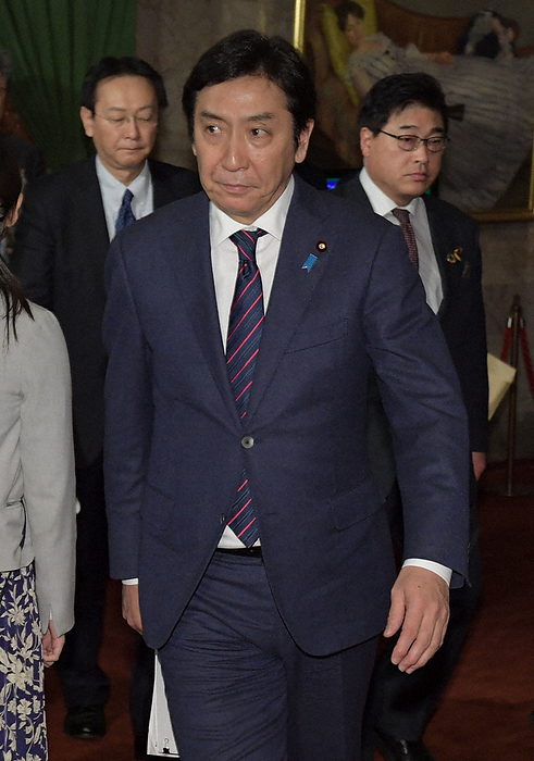 Kazuhide Sugawara, former Minister of Economy, Trade and Industry, leaves the floor of the House of Representatives after a plenary session. Kazuhide Sugawara, former Minister of Economy, Trade, and Industry, leaves the House of Representatives plenary session at 4:51 p.m. on January 23, 2020 in the National Diet, photo by Masahiro Kawada.