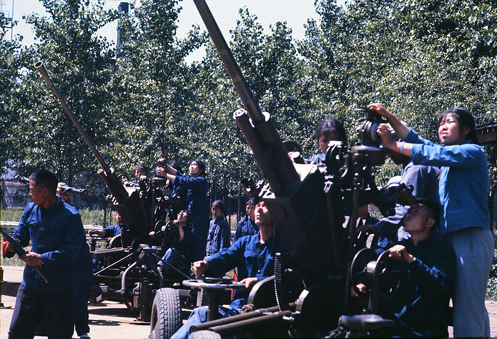 Balloon flying anti aircraft gun live fire drill by militiamen at the No. 1 Oil Factory in Fushun, Liaoning Province. Militia members of the No. 1 Oil Factory of Fushun City, Liaoning Province, conduct an anti aircraft gun firing drill by flying balloons, in Fushun City, Liaoning Province, People s Republic of China, 1972. Photo by Michio Mitome.  See  Document China: Report of Risio Mitome s Photographs,  published by Shufu to Seikatsu sha. Free use in the company s own media is permitted, but the credit  photographed by Risuo Mitome  or  photographed by Risuo Mitome, special commissioned by this newspaper  is required.