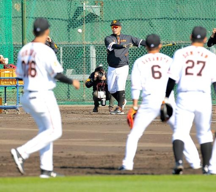 2020 Professional Baseball Spring Camp Giants 2nd Army spring training camp. Shinnosuke Abe, manager of the 2nd team, knocks on Hayato Sakamoto  6  and other fielders at Miyazaki Sports Park. Photo taken February 1, 2020, at Miyazaki Sports Park. 