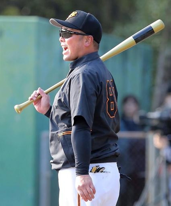 2020 Professional Baseball Spring Camp Giants 2 gun spring training camp. Shinnosuke Abe, manager of the 2nd team, calls out to the players during a knock. Photo taken February 2, 2020, at Miyazaki Athletic Park. 