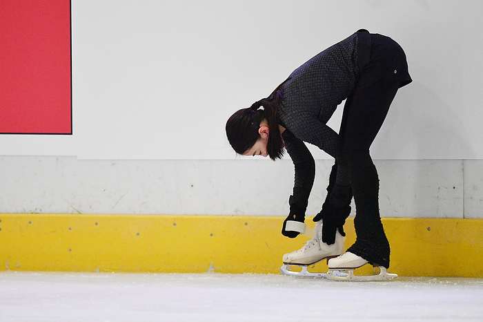 2020 Figure Figure Four Continents Championships Women s Practice Kihei wrapping tape around her skating shoes Rika Kihira  JPN , February 4, 2020   Figure Skating : ISU Four Continents Figure Skating Championships 2020, Women s Official Training at Mok   Photo by MATSUO.K AFLO SPORT 