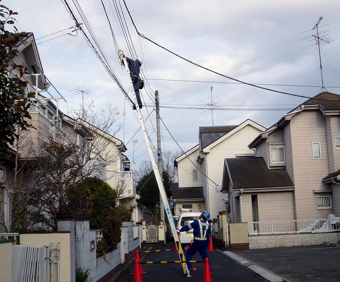 To support terrestrial digital broadcasting Fiber Optic Facilities February 25, 2011, Tokorozawa, Japan   Workers install optical fiber cables for digital TV services in this suburban community of Tokorozawa, west of Tokyo, on Friday, February 25, 2011. The deadline looms as Japan aims to phase out terrestrial analog broadcasting in favor of digital. If all goes as planned, the Japanese government will have phased out terrestrial analog broadcasting by July 24, 2011.  Photo by Natsuki Sakai AFLO   3615   mis 