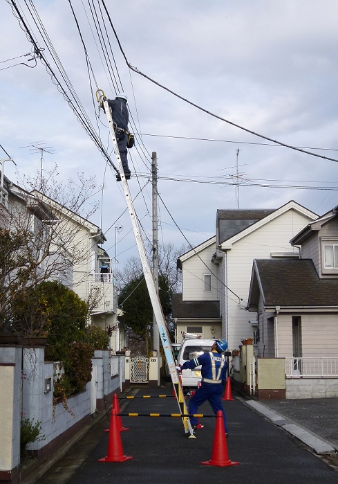 To support terrestrial digital broadcasting Fiber Optic Facilities February 25, 2011, Tokorozawa, Japan   Workers install optical fiber cables for digital TV services in this suburban community of Tokorozawa, west of Tokyo, on Friday, February 25, 2011. The deadline looms as Japan aims to phase out terrestrial analog broadcasting in favor of digital. If all goes as planned, the Japanese government will have phased out terrestrial analog broadcasting by July 24, 2011.  Photo by Natsuki Sakai AFLO   3615   mis 