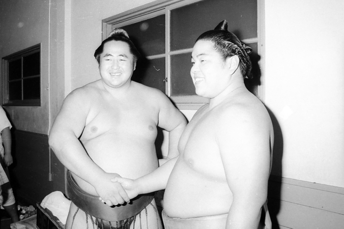 Hoshi Sumo Grand Sumo Tournament, Chishu rakura Onokuni  left , winner of the Distinguished Service Medal, and Yasushi  right , winner of the Fighting Spirit Medal, congratulate each other on winning the three prizes at the end of the first grand sumo tournament, January 22, 1984.