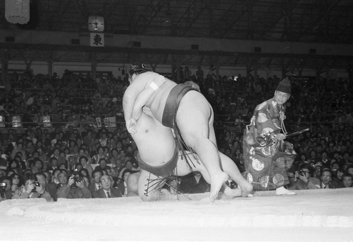 Oonokuni Ozumo Sumo Tournament, Spring Tournament, 5th day, March 15, 1984  Date 19840315  Location Osaka Prefectural Gymnasium, Osaka, Japan
