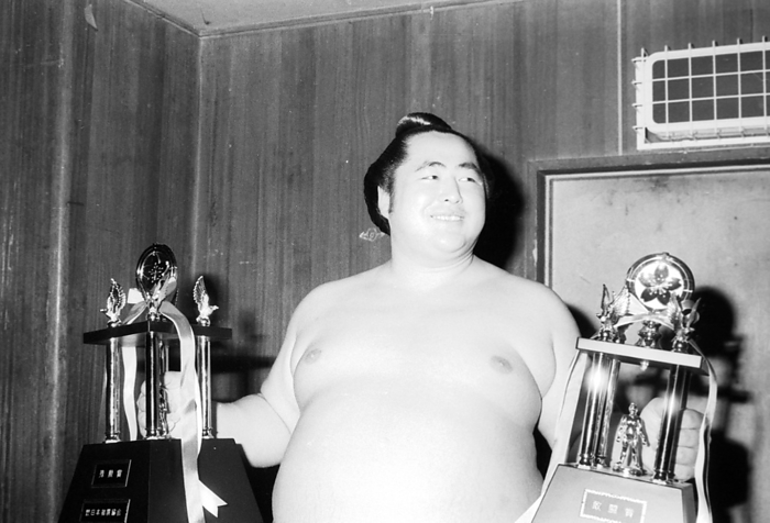 Oonokuni Sumo Grand Sumo Tournament, Spring Grand Sumo Tournament, Thousand Autumn Wraps Onokuni, Sekiwake, wins his third consecutive Distinguished Service Medal and his first Fighting Spirit Award after defeating three yokozuna and three ozeki in the spring tournament, 10 5, March 25, 1984  Date 19840325  Photo Location Osaka Prefectural Gymnasium, Osaka