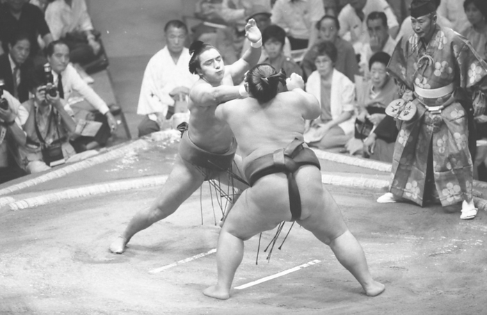 Terao, Sumo Tournament, 1st day Ozeki Onokuni  right , a newcomer to sumo, struggled against the vigorous thrusts of Terao  left , a newcomer to sumo for the first time, but in the end, Onokuni made a powerful kote nage to win his first day as ozeki, September 8, 1985  Date 19850908  Photo Location Ryogoku Kokugikan, Tokyo