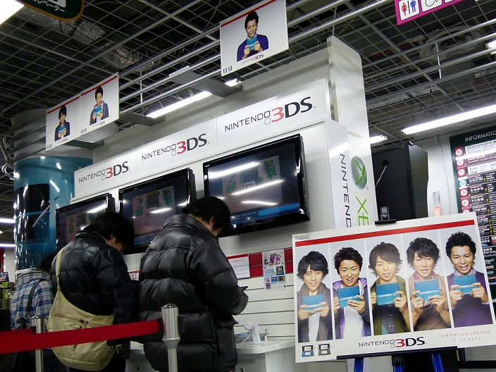3D images with the naked eye Launch of  Nintendo 3DS February 26.2011, Tokyo, Japan   Gamers try their hands on Nintendo s 3DS as the latest gadget featuring glass free 3D is launched in Tokyo The Nintendo 3DS uses a 3.53 inch widescreen display with parallax barrier tech to create the 3D illusion.  Photo by Natsuki Sakai AFLO   3615   mis 