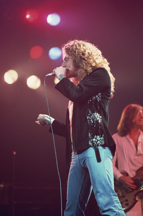 Led Zeppelin  1977  Live Led zeppelin, 1977 : Led Zeppelin performing. Robert Plant. Madison Square Garden, New York, USA.