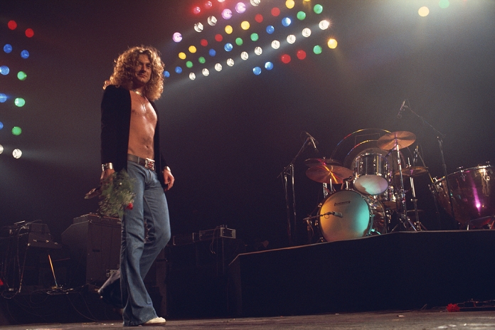 Led Zeppelin  1977  Live Led zeppelin, 1977 : Led Zeppelin performing. Robert Plant. Madison Square Garden, New York, USA.