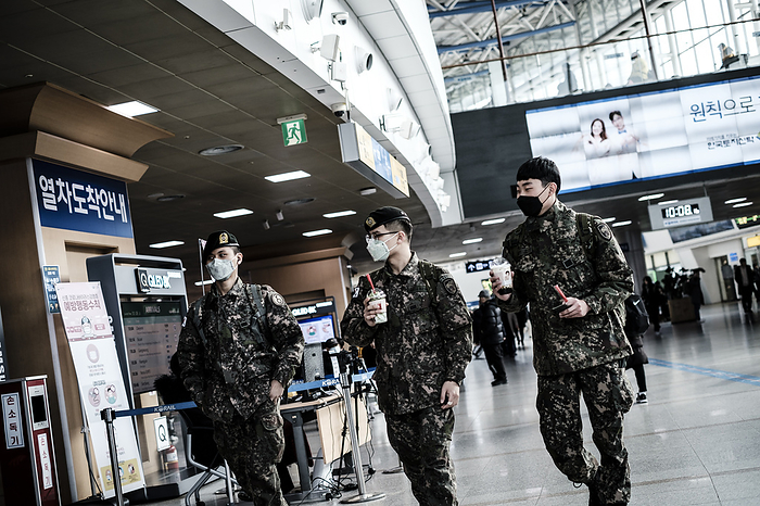 New Virus Pneumonia Spreads Globally Countries on Alert FEBRUARY 19, 2020   Republic of Korea Armed Forces service members wear masks to prevent the spread of the COVID 19 coronavirus, at Seoul Station, Seoul, South Korea. As worries about the virus spread globally, the South Korean economy, heavily reliant on trade with China, looks poised to take a major hit, with supply chain disruptions and plunging tourism numbers.  Photo by Ben Weller AFLO   JAPAN   UHU  