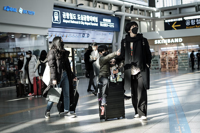 New Virus Pneumonia Spreads Globally Countries on Alert FEBRUARY 19, 2020   Travelers wear masks to prevent the spread of the COVID 19 coronavirus at Seoul Station, Seoul, South Korea. As worries about the virus spread globally, the South Korean economy, heavily reliant on trade with China, looks poised to take a major hit, with supply chain disruptions and plunging tourism numbers.  Photo by Ben Weller AFLO   JAPAN   UHU  