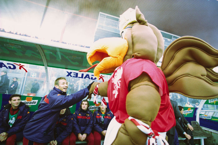 Hidetoshi Nakata (Roma), Hidetoshi Nakata
DECEMBER 3, 2000 - Football : Hidetoshi Nakata of AS Roma shakes hands with Perugia mascot before the Italian 
