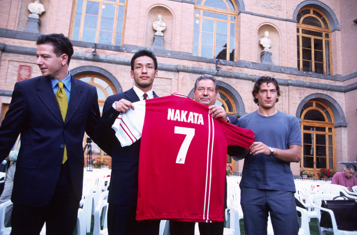 Hidetoshi Nakata joins Perugia Italy Serie A Hidetoshi Nakata  Perugia , Hidetoshi Nakata JULY 24, 1998   Football : New signing Hidetoshi Nakata  2nd L  of Perugia with owner Luciano Gaucci  2nd R  and president Alessandro Gaucci  L  during the New signing Hidetoshi Nakata  2nd L  of Perugia with owner Luciano Gaucci  2nd R  and president Alessandro Gaucci  L  during the press conference at Gaucci Castle in Torre Alfina, Italy.  Photo by Enrico Calderoni AFLO SPORT   0391 .