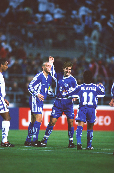 World All Stars team group, 
DECEMBER 4, 1997 - Football : World All Stars players (Ronaldo #10, Gabriel Batistuta #9 and Antony De Avila #11) celebrate during the exhibition match between World All Stars 5-2 Europe All Stars before the World Cup draw at Stade Velodrome in Marseille, France. 
(Photo by Enrico Calderoni/AFLO SPORT) [0391]
