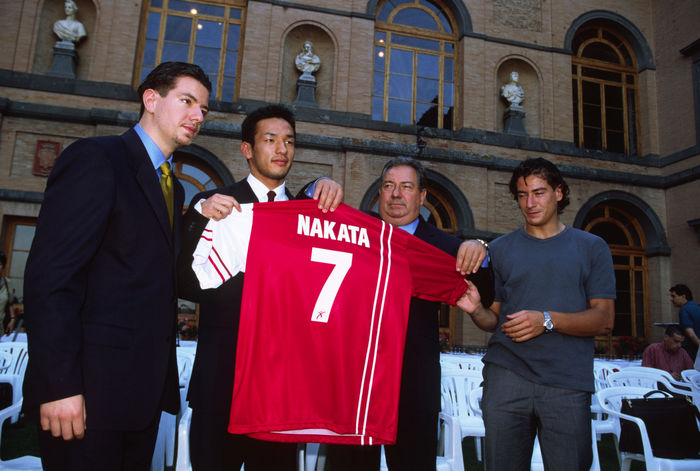 Hidetoshi Nakata joins Perugia Italy Serie A Hidetoshi Nakata  Perugia , Hidetoshi Nakata JULY 24, 1998   Football :. New signing Hidetoshi Nakata  2nd L  of Perugia shows his new shirt with Gaucci family, owner Luciano Gaucci  2nd R  and president Alessandro Gaucci  L  during the press conference at Gaucci Castle in Torre Alfina, Italy.  Photo by Enrico Calderoni AFLO SPORT   0391 .