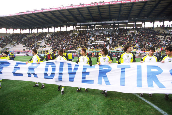 Hidetoshi Nakata (Perugia), Hidetoshi Nakata
NOVEMBER 21, 1998 - Football :.
Perugia players hold a banner against the violence before the Italian 