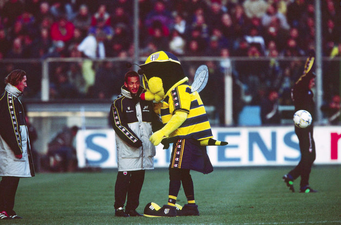 Hidetoshi Nakata (Parma), Hidetoshi Nakata
NOVEMBER 25, 2001 - Football :.
Hidetoshi Nakata of Parma talks with the Parma mascot before the Italian 