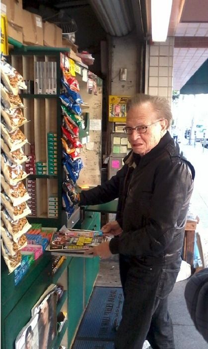 Larry King, Feb 23, 2011 : Larry King buying magazines, Star, Globe and others at a newsstand early in the morning.Beverly Hills, CA, USA.Wednesday, February 23, 2011.