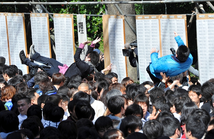 Acceptance Announcement at the University of Tokyo 3009 students passed the difficult entrance examinations March 10, 2011, Tokyo, Japan   Test takers are tossed in the air in body lifting, a form of celebration, as Tokyo University announces the results of the A total of 3009 out of 9779 applicants passed the exams to be  Photo by Natsuki Sakai AFLO   3615   mis 