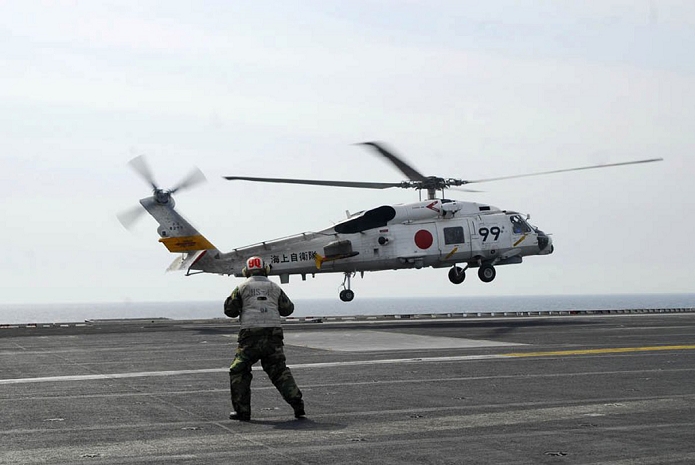 Great East Japan Earthquake U.S. military begins airlift of supplies PACIFIC OCEAN  Mach. 13, 2011  An SH 70B helicopter from the Japan Maritime Self Defense Force lands aboard the aircraft carrier USS Ronald Reagan  CVN 76 . Ronald Reagan is off the coast of Japan rendering humanitarian assistance following an 8.9 magnitude earthquake and tsunami.  Photo by U.S. Navy AFLO   0006 