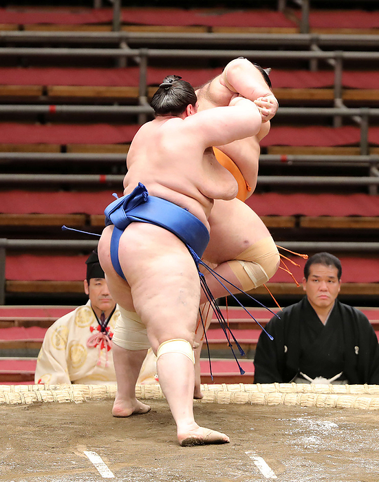 Spring Grand Sumo Tournament, 1st day Hekizan defeats Kaisei  rear  by oshidashi on the first day of the Osaka tournament, March 8, 2020 date 20200308 place Edition Arena Osaka
