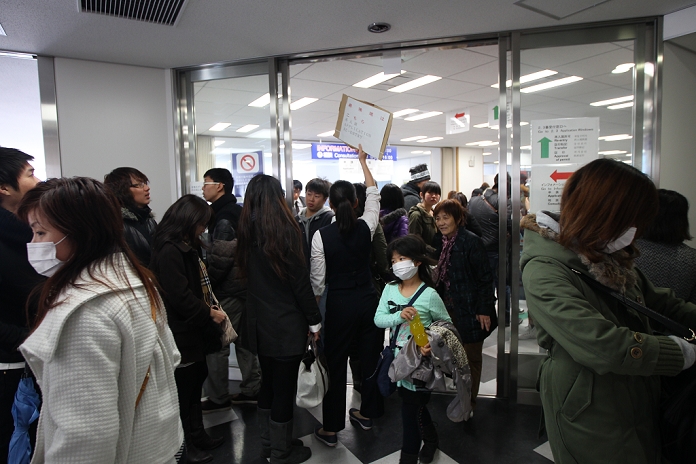 Fukushima Daiichi Nuclear Power Plant Accident Immigration Bureau flooded with foreigners  March 17, 2011, Osaka, Japan   An immigration officer guides foreign residents of Japan who are faced with long lines and at least a four hour wait for visa and re entry permit renewal.   Photo by AFLO   1045 