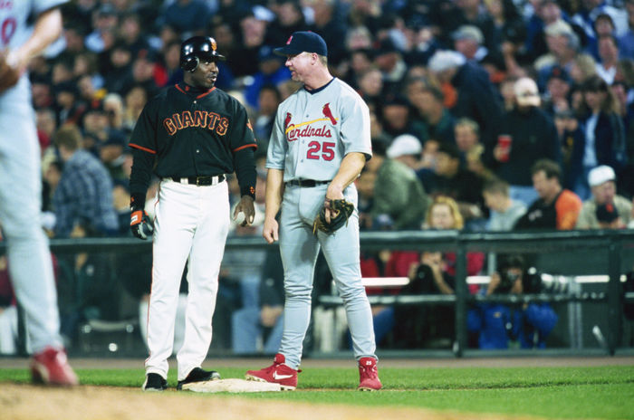 Barry Bonds (Giants), Mark McGwire (Cardinals),
2001 - MLB : Barry Bonds #25 (L) of the San Francisco Giants and Mark McGwire #25 (R) of the St. Louis Cardinals talk at first base during the game.
(Photo by AFLO) [0672]