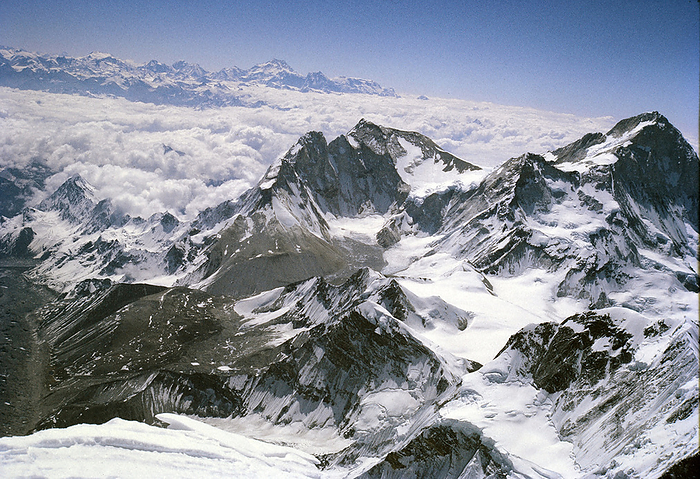 Everest, panorama from the top, the right peak is Makalu, the world s fifth highest peak. Japan Alpine Club Everest Climbing Team, panoramic view from the summit, the right peak is Makalu, the world s fifth highest peak. Photo by Naomi Uemura, May 11, 197 in Nepal
