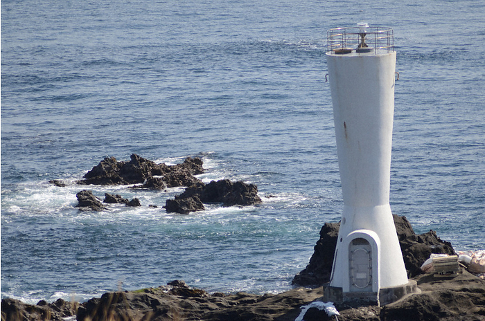 The old Awa Saki Lighthouse, which has served as a beacon of the sea for more than half a century, bathed in the spray of the waves. The former Awa zaki Lighthouse, which served for more than half a century as a beacon of the sea, bathed in the spray of the waves, on Jogashima, March 4, 2020  photo by Nobumichi Iwasaki.