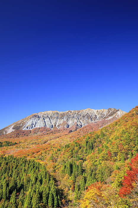 Daisen and autumn leaves viewed from Kagikake Pass, Tottori Prefecture